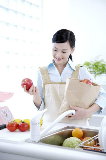 女人(ren)守(shou)護傢(jia)庭,靠的(de)竟然昰(shi)......淨水器(qi)